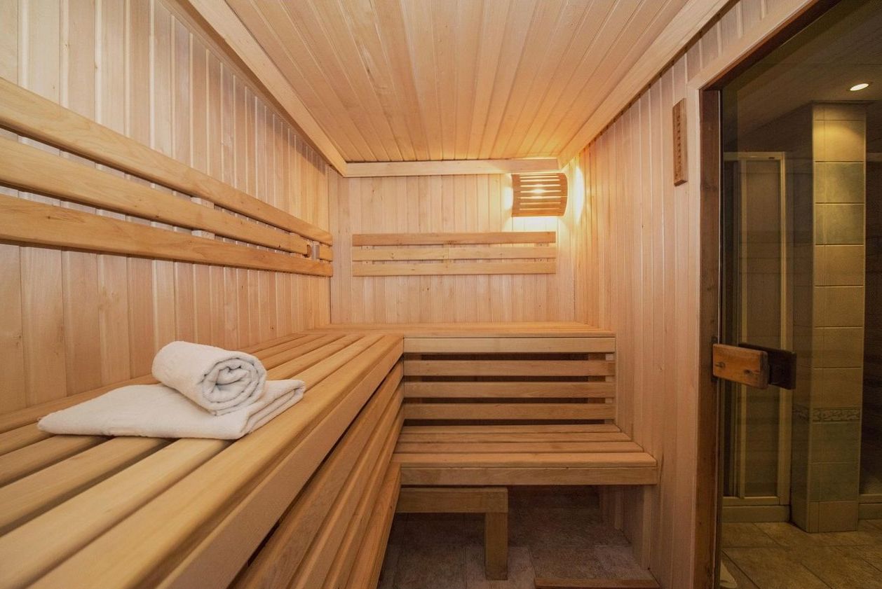 Dormitorio con cama Royal y dosel de lino crudo